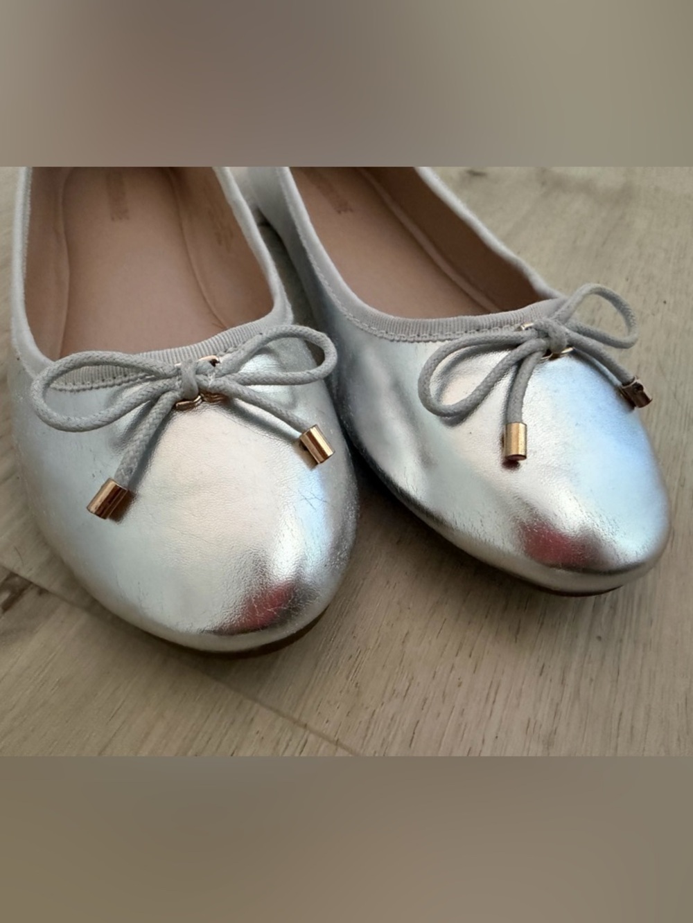 Cushionaire Metallic Silver Bow Ballet Flats - Picture 4 of 7